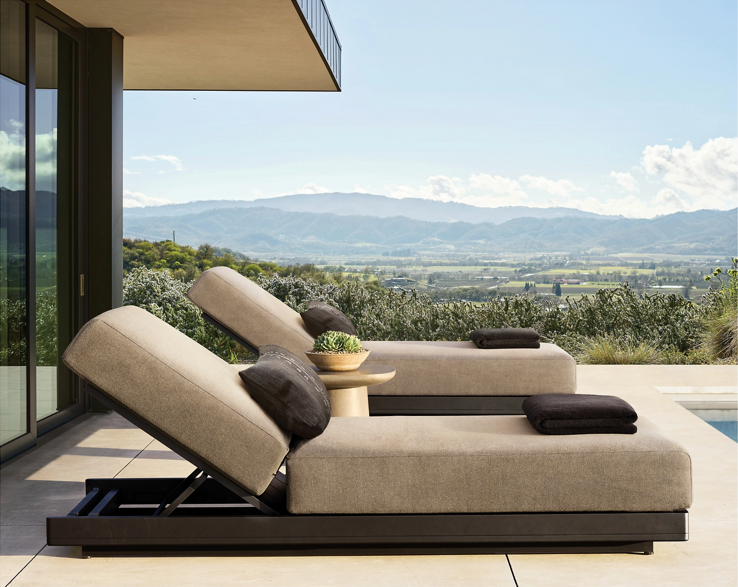 Nadir Lounger